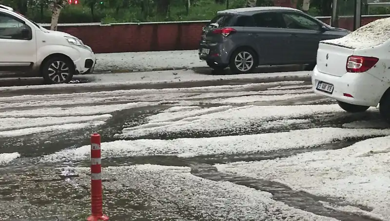 Ardahan’da Şok Edici Dolu Yağışı: Şehir Beyaza Büründü!