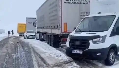 Kars-Ardahan Karayolunda Beklenmedik Kar Yağışı: TIR'lar Kriz Yaşıyor!