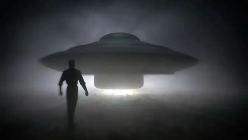 UFO Uzmanı Şok Edici Açıklamalarda Bulundu: "Uzaylılar Masum İnsanları Hedef Alıyor"