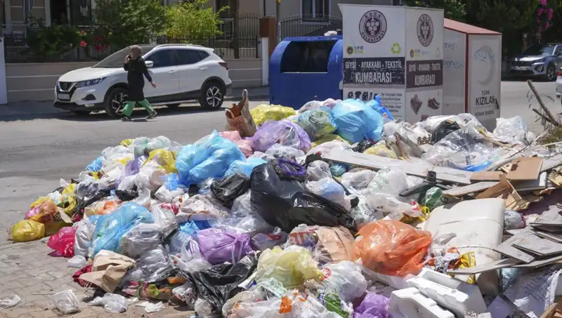İzmir Çöp Yığınlarıyla Mücadelede Yeni Çözüm Arayışında