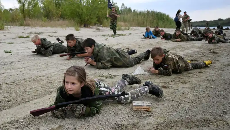 Rusya'da 8 Yaşındaki Çocuklar Askeri Kampta Eğitim Alıyor!